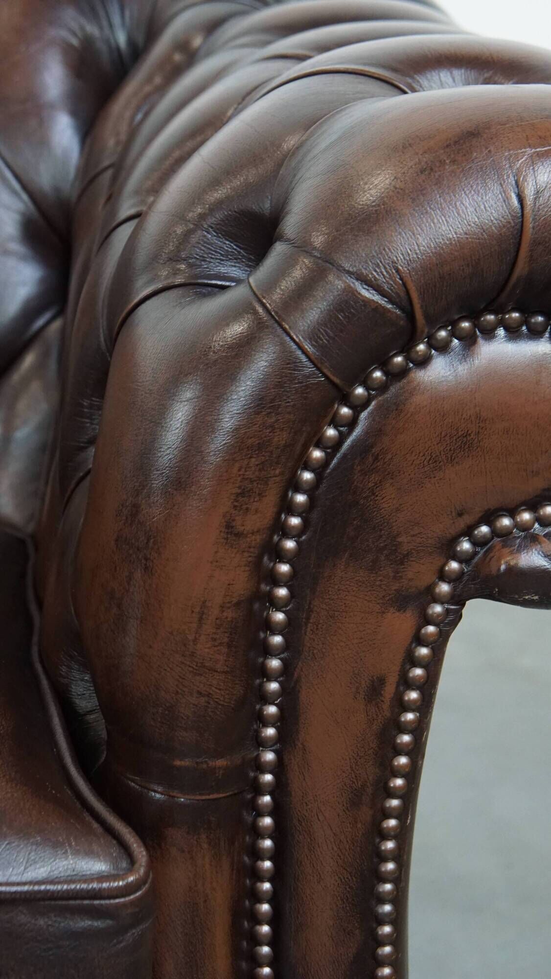 Canapé Chesterfield 3 places en cuir de vache de style anglais