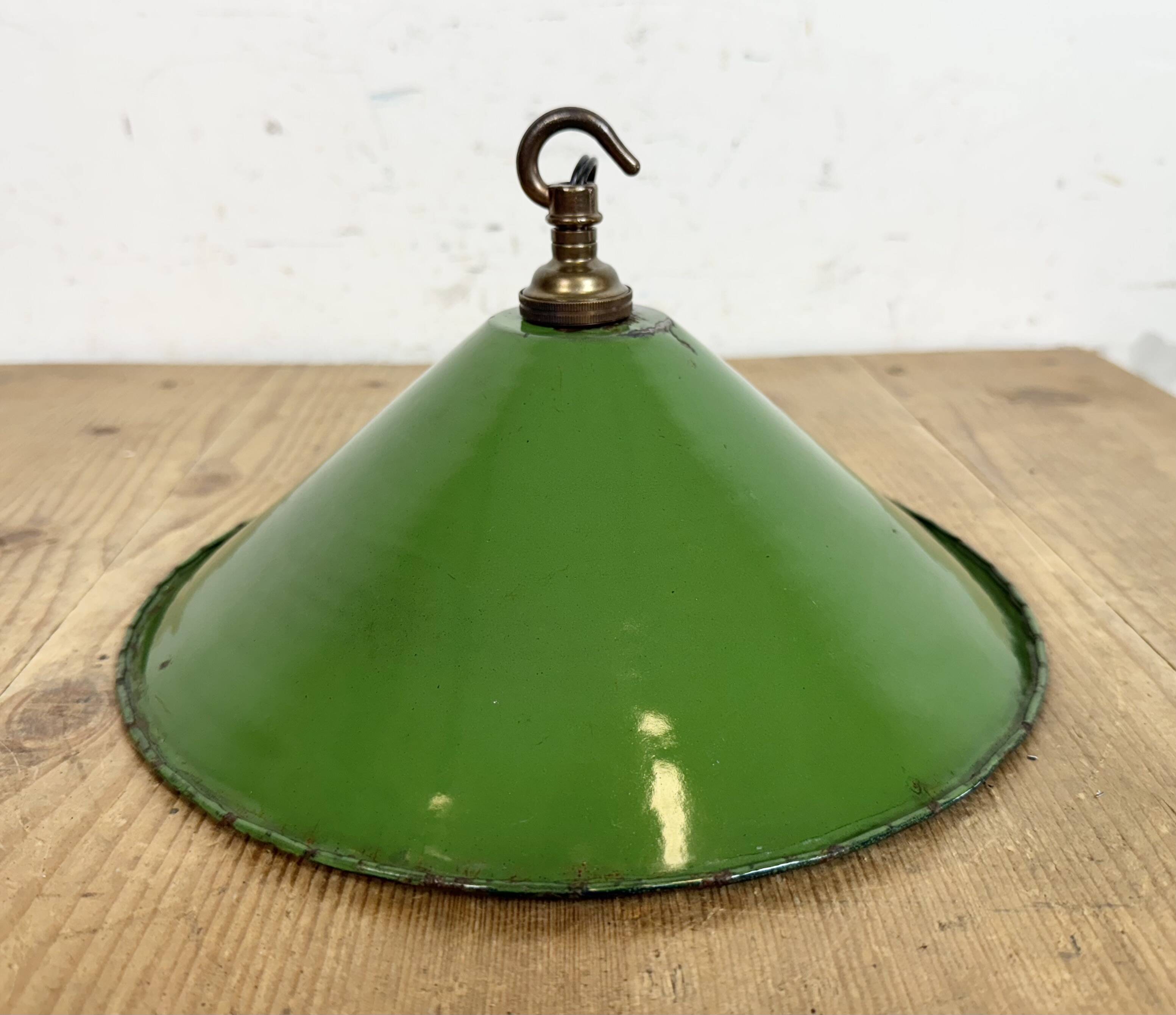 Suspension industrielle britannique en émail vert, années 1950