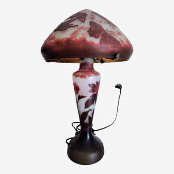 Lampe tip Gallé en pâte de verre motifs dégagés à l'acide de papillons et coquelicots, H - 56 cm.