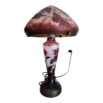 Lampe tip Gallé en pâte de verre motifs dégagés à l'acide de papillons et coquelicots, H - 56 cm.