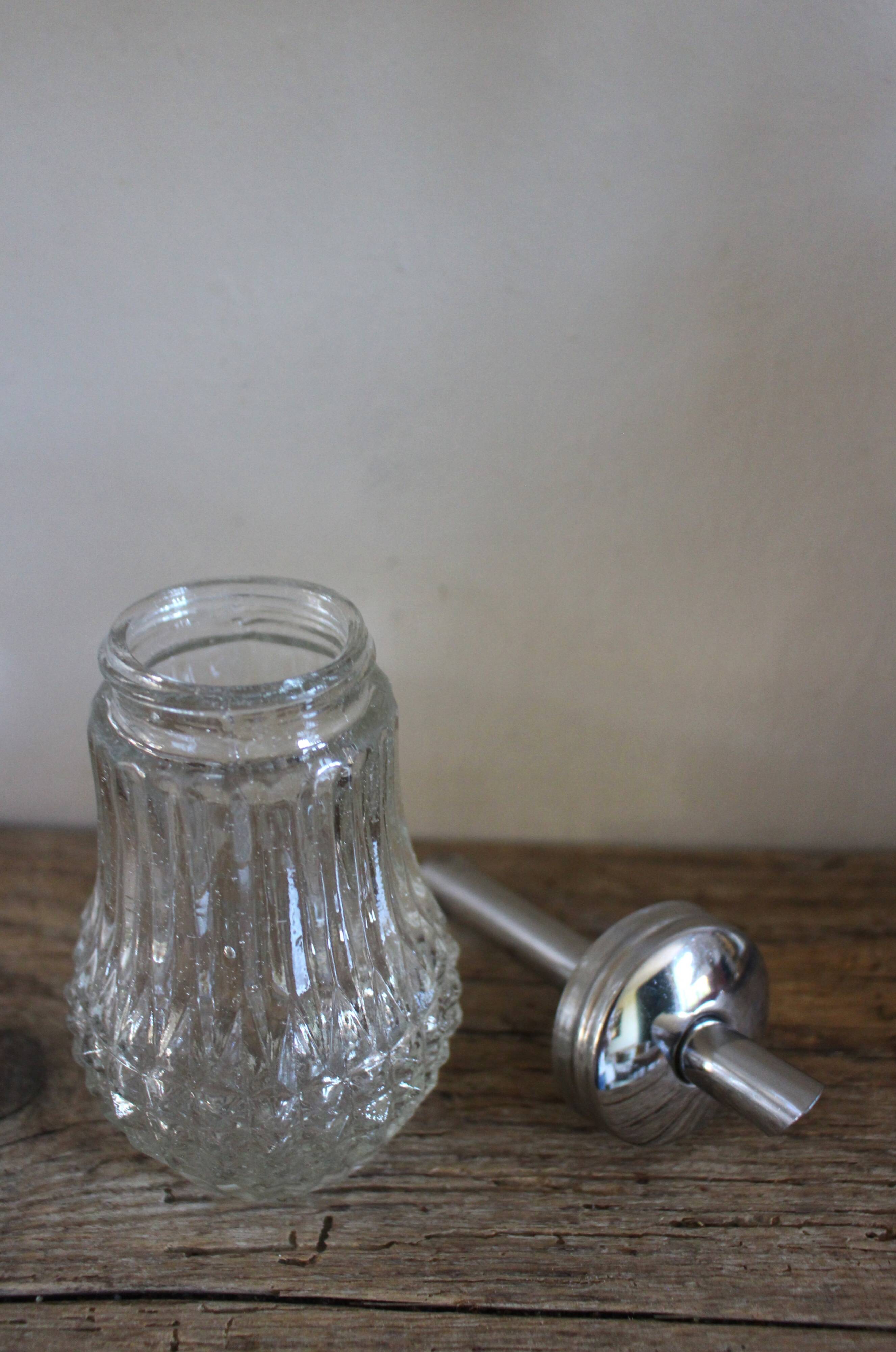 Sucrier vintage en verre ciselé à bec verseur