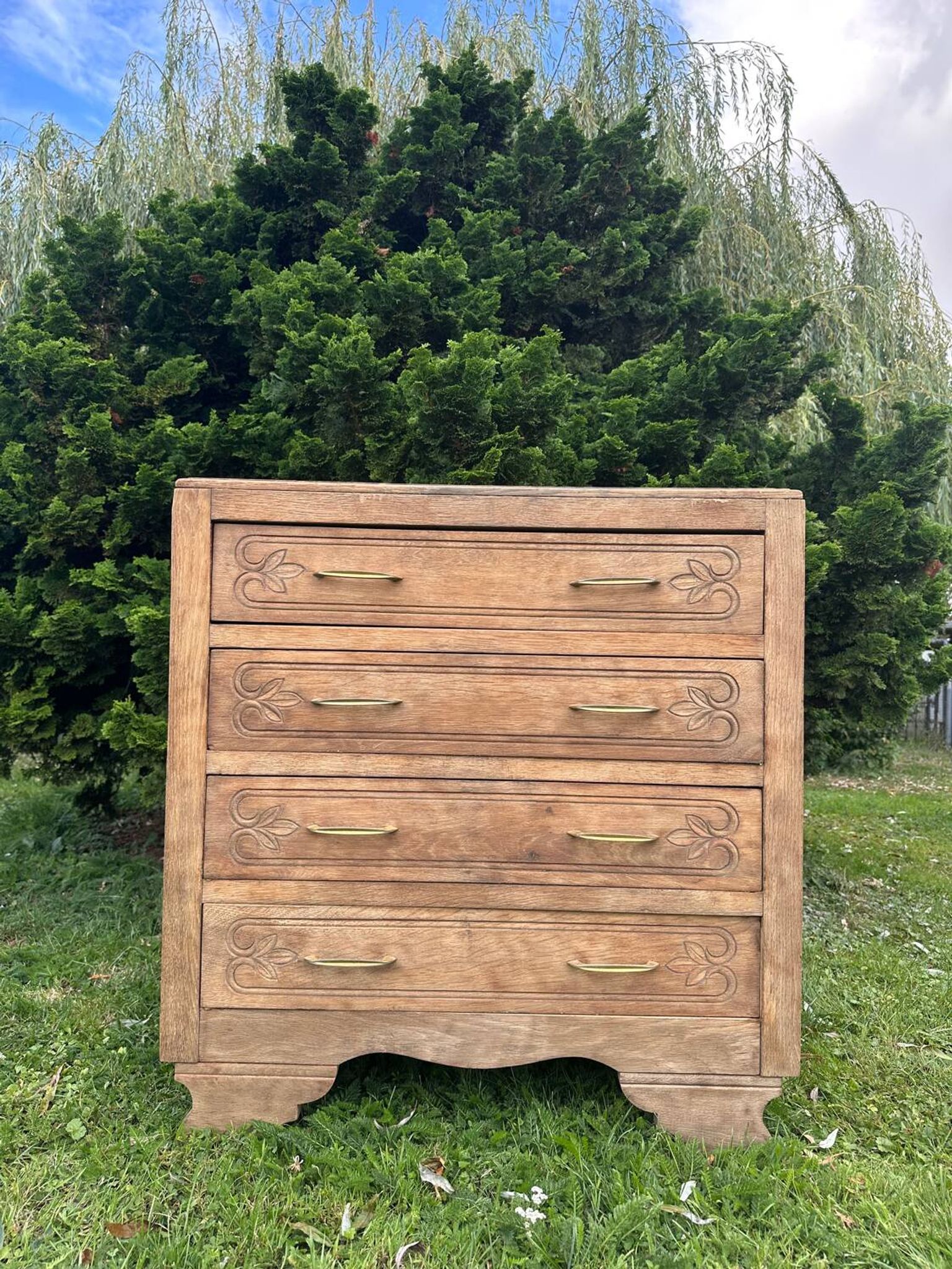 Commode vintage en bois massif sculpté – 4 tiroirs