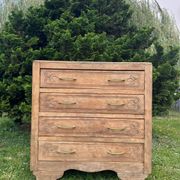 Commode vintage en bois massif sculpté – 4 tiroirs