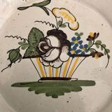 Assiette du XVIIIeme siècle en faïence de Nevers