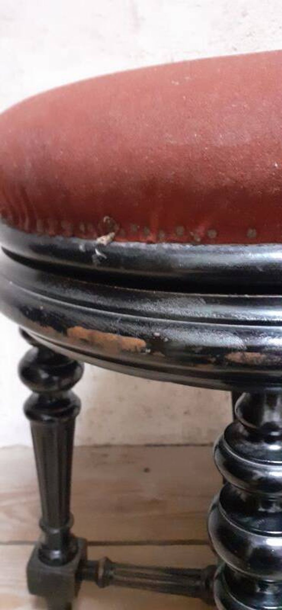 Napoleon III piano stool without its screw