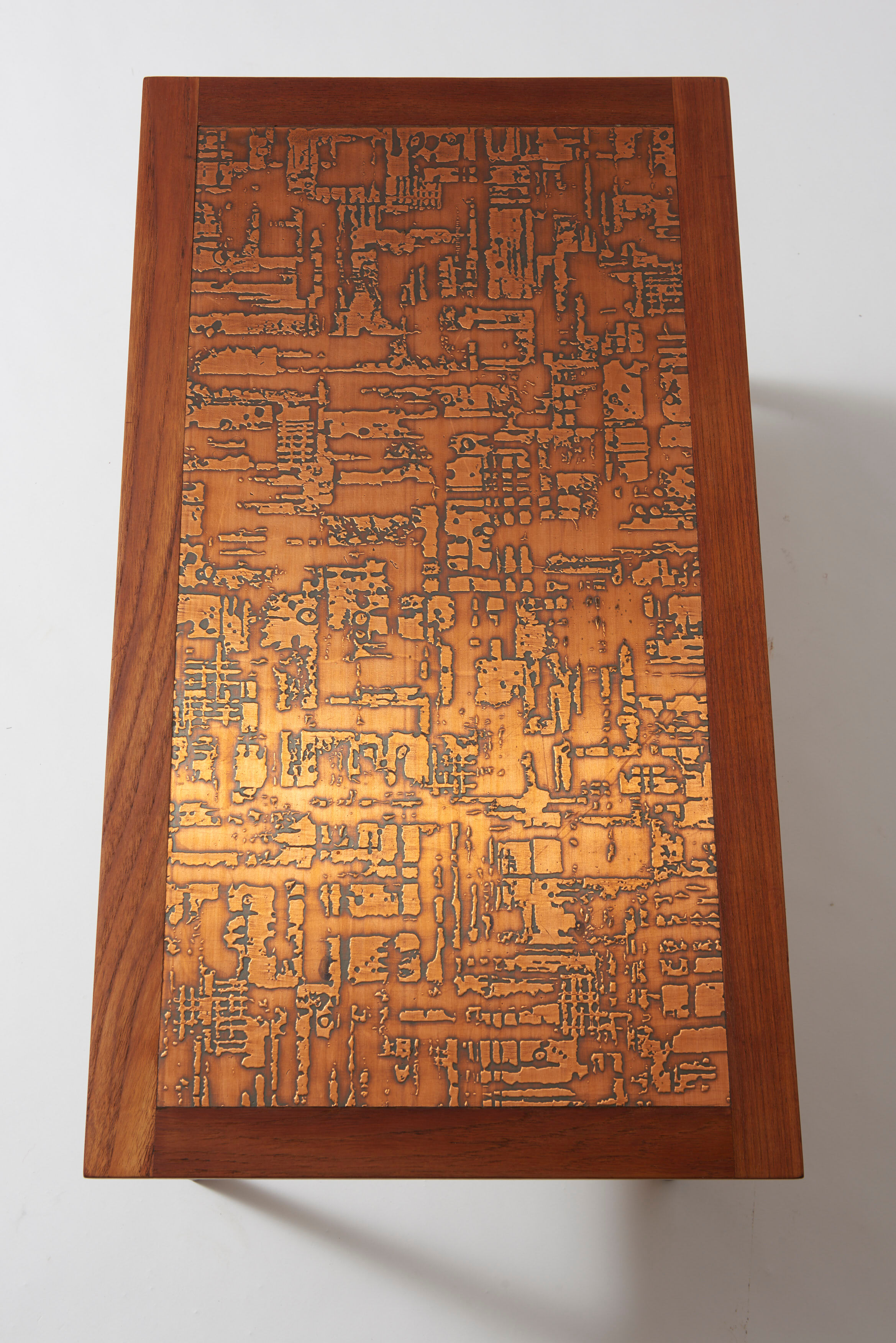 Table basse scandinave en teck et tablette en cuivre