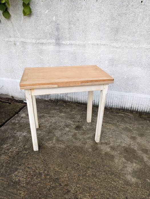 Extendable table, extendable table