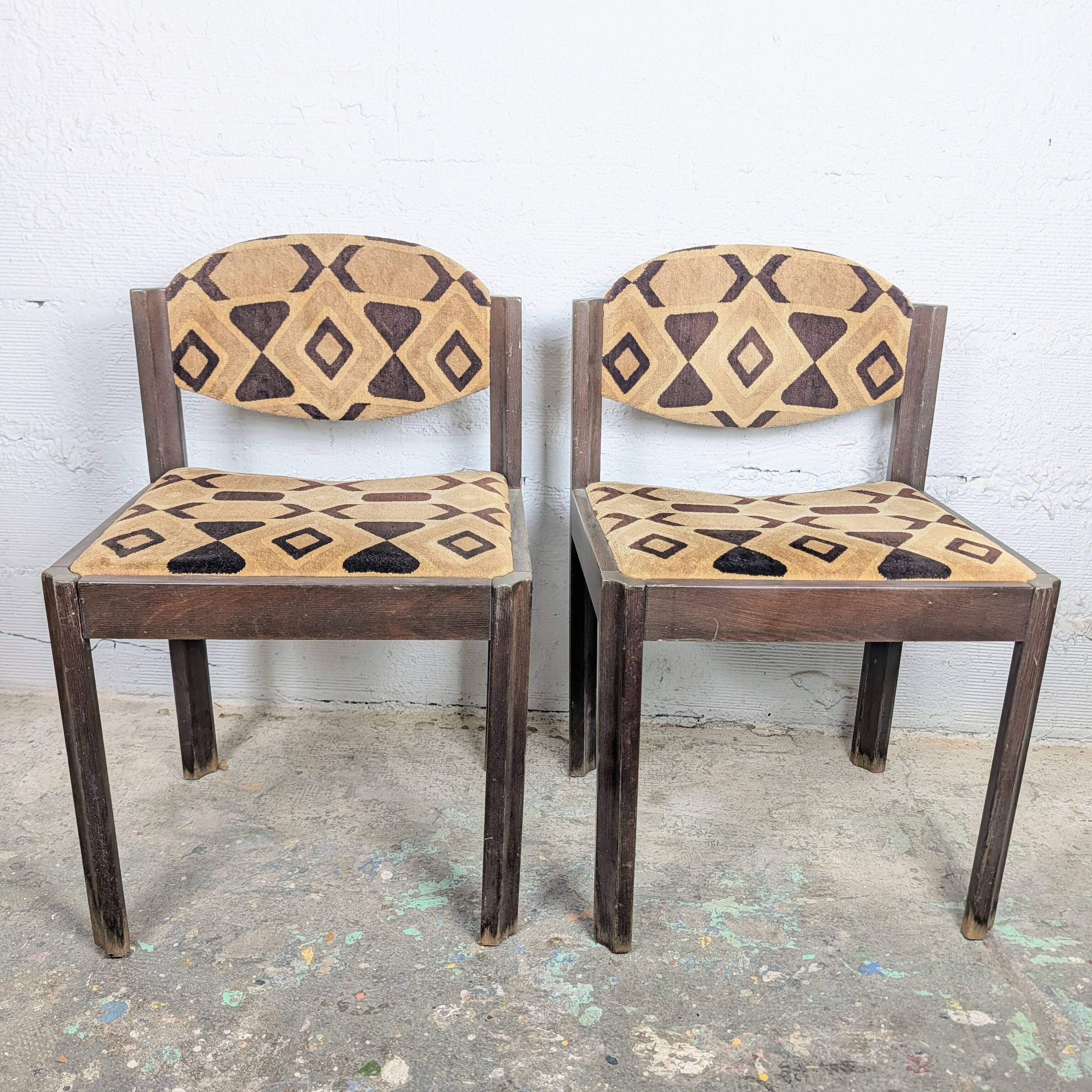 Pair of vintage chairs with geometric graphic fabric – 1970s