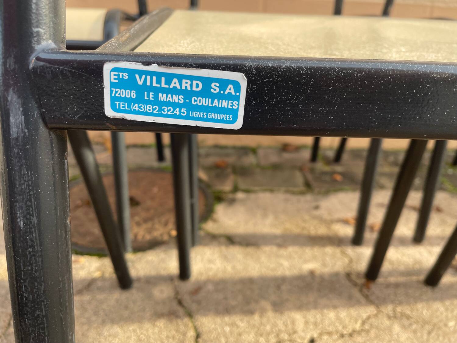 8 chaises d’écolier