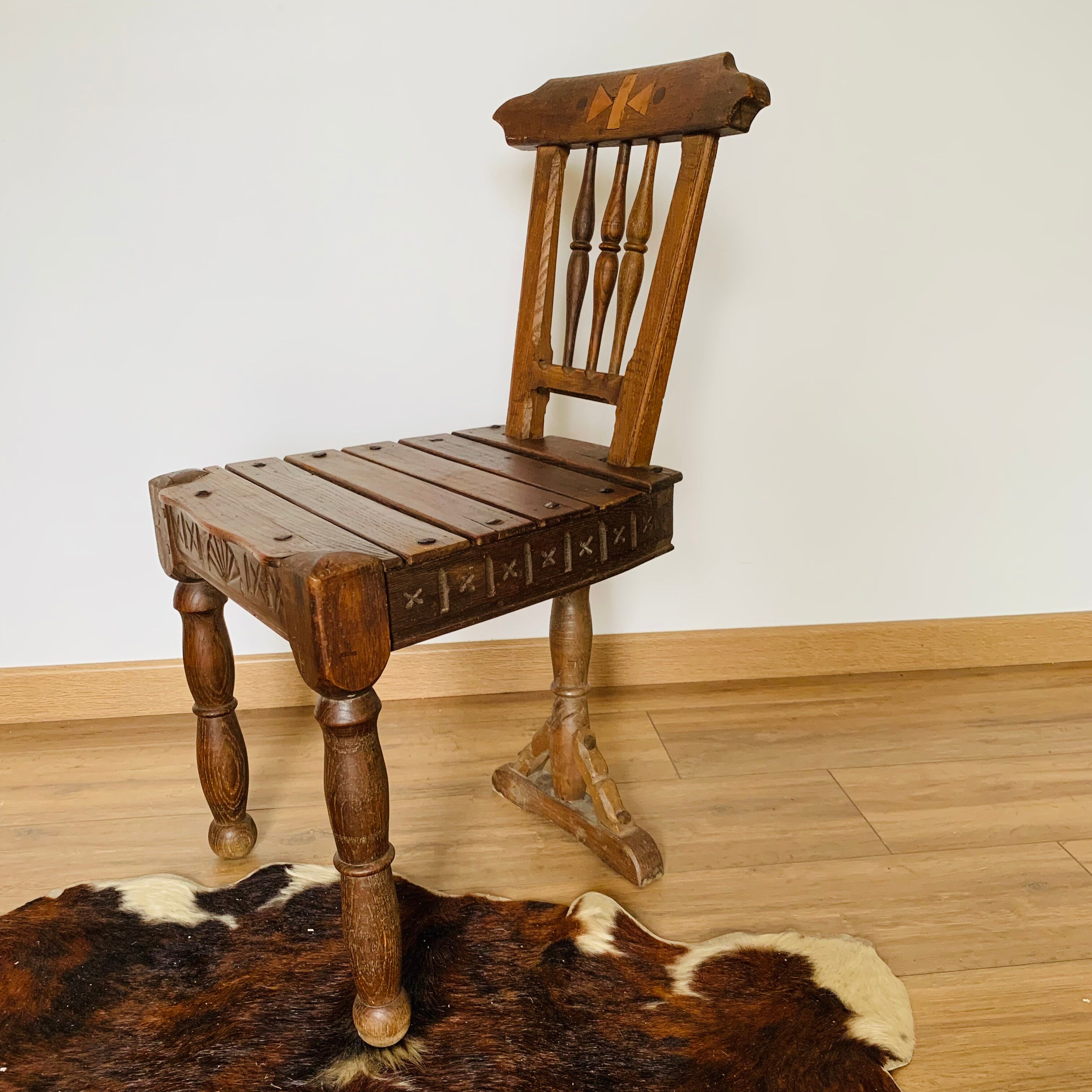 Ensemble de 5 chaises en bois, travail artisanal