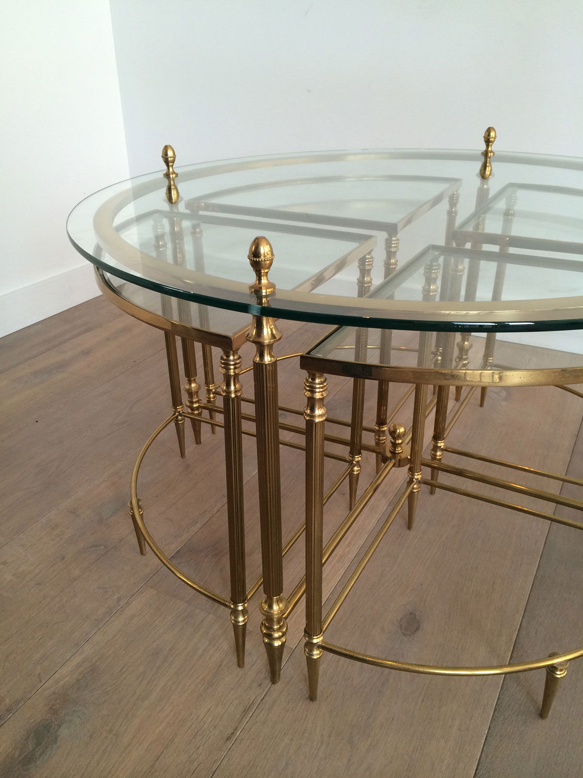 Round coffee table in brass neoclassical style