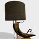 Lampe brutaliste en corne de vache