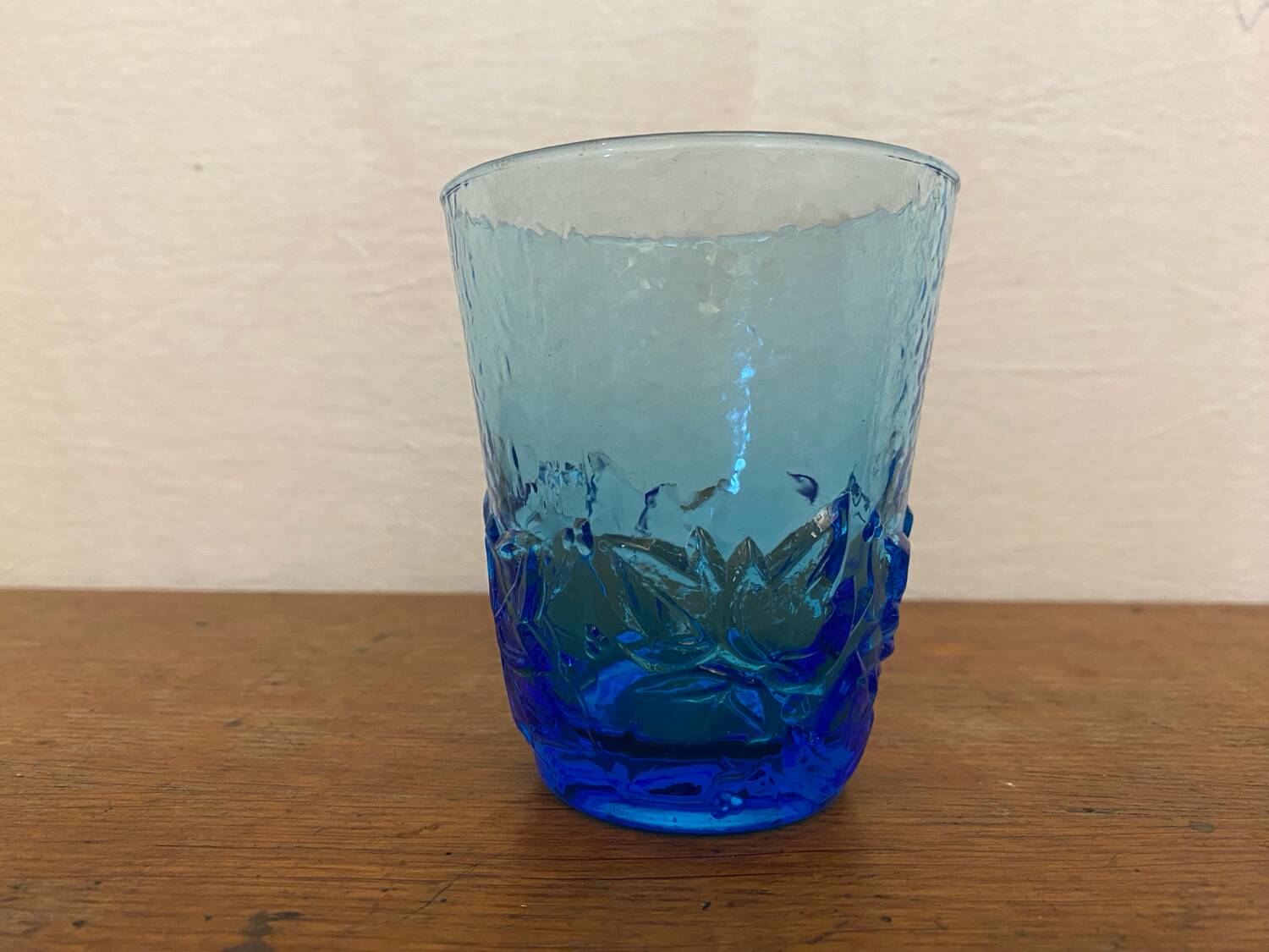 Série de 6 verres à jus verre moulé bleu décor feuilles vintage