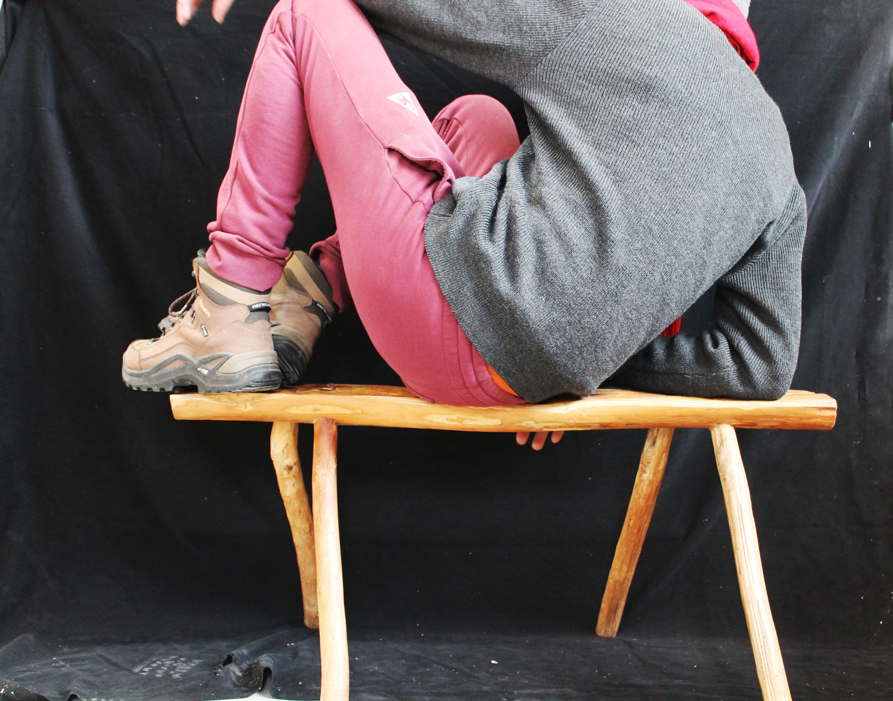 Banc brutaliste en bois d'arbre