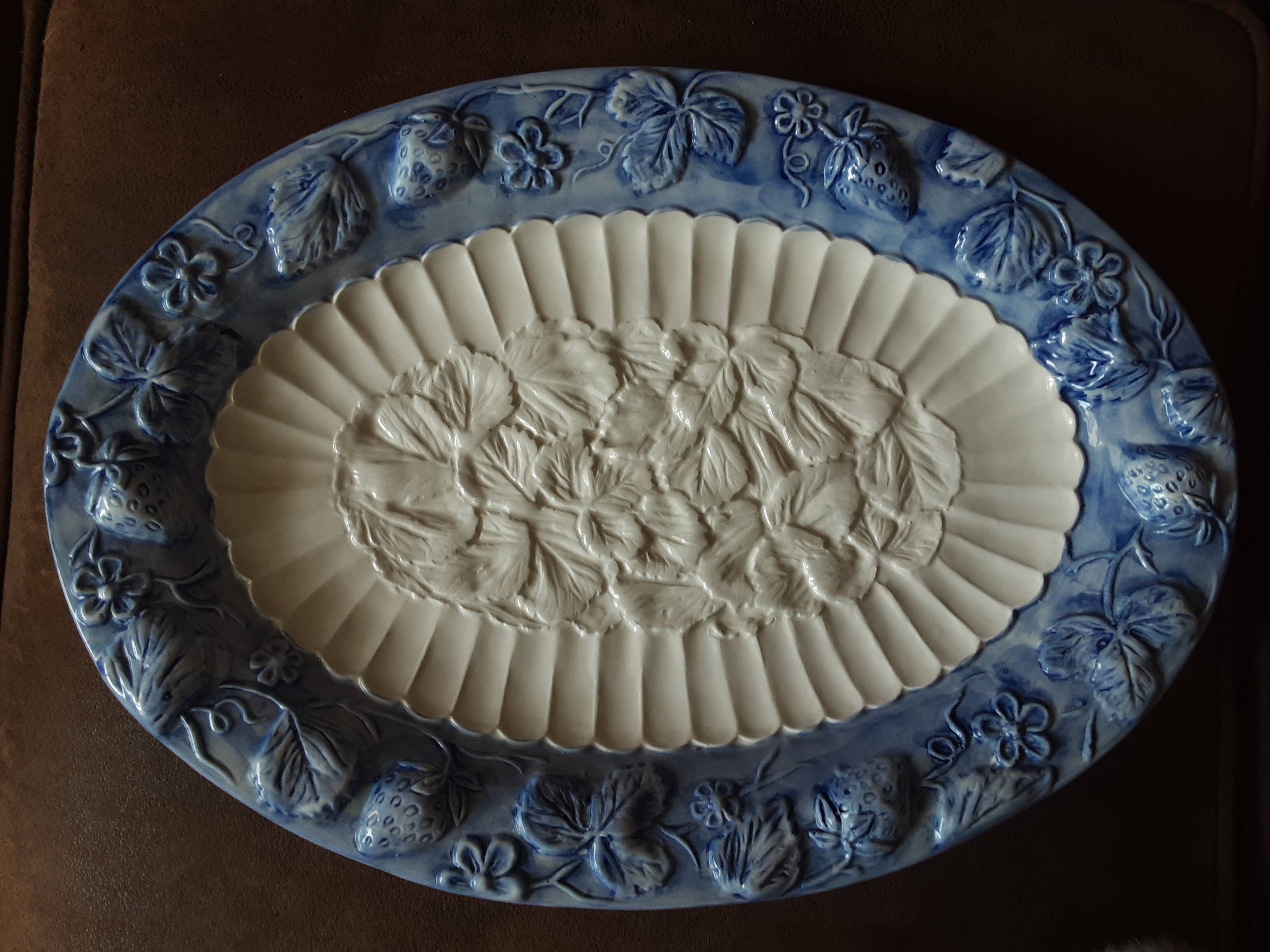 Large plate in barbotine style
