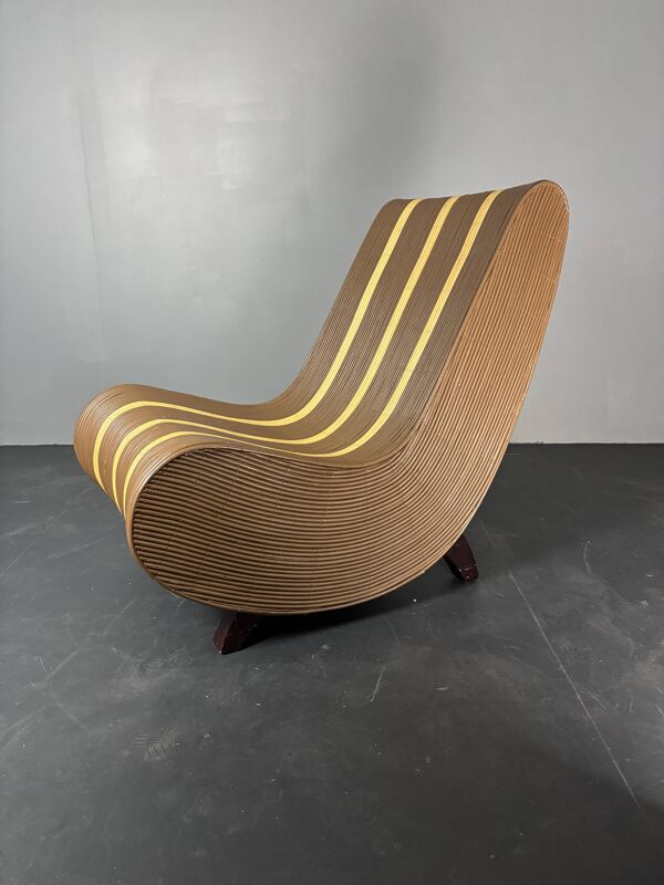 Chaise longue basse en rotin, bambou, avec des courbes et des vagues, des années 1970.