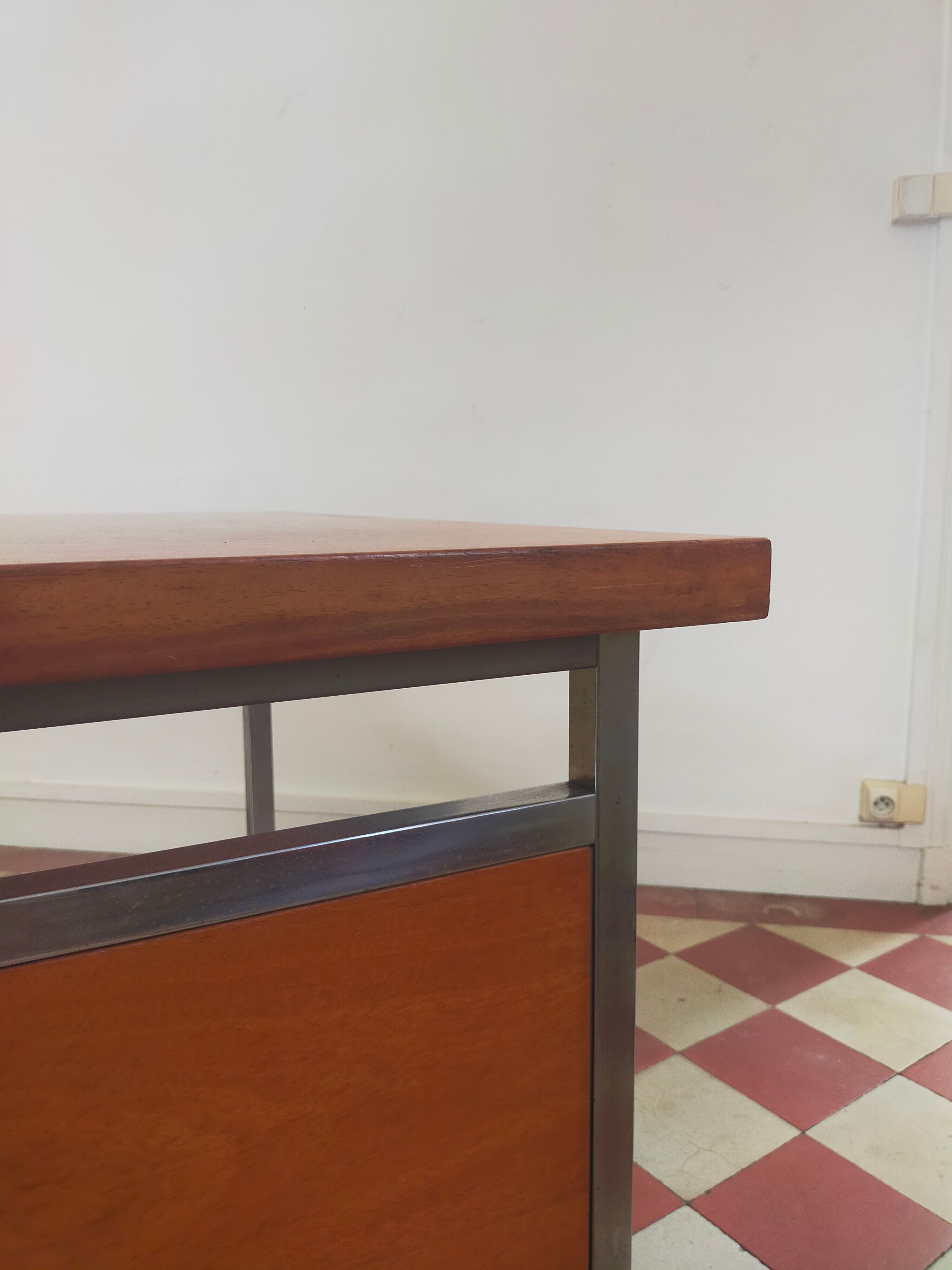 Desk with removable drawers in the style of Florence Knoll.