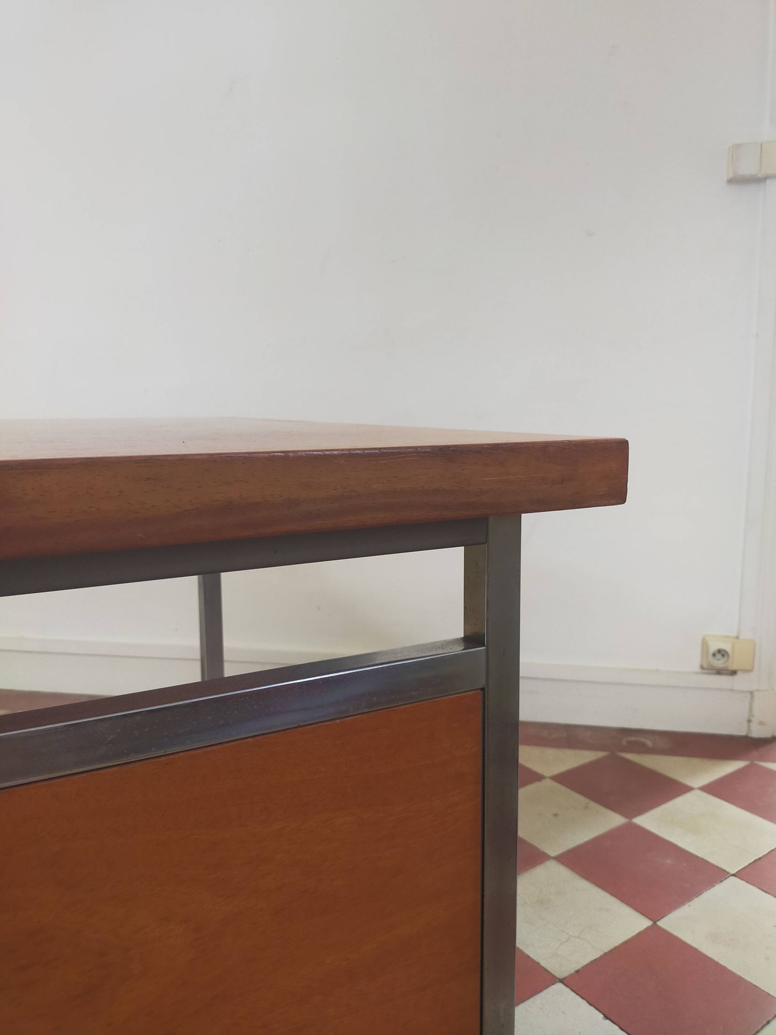 Bureau à caisson amovible dans le goût de Florence Knoll