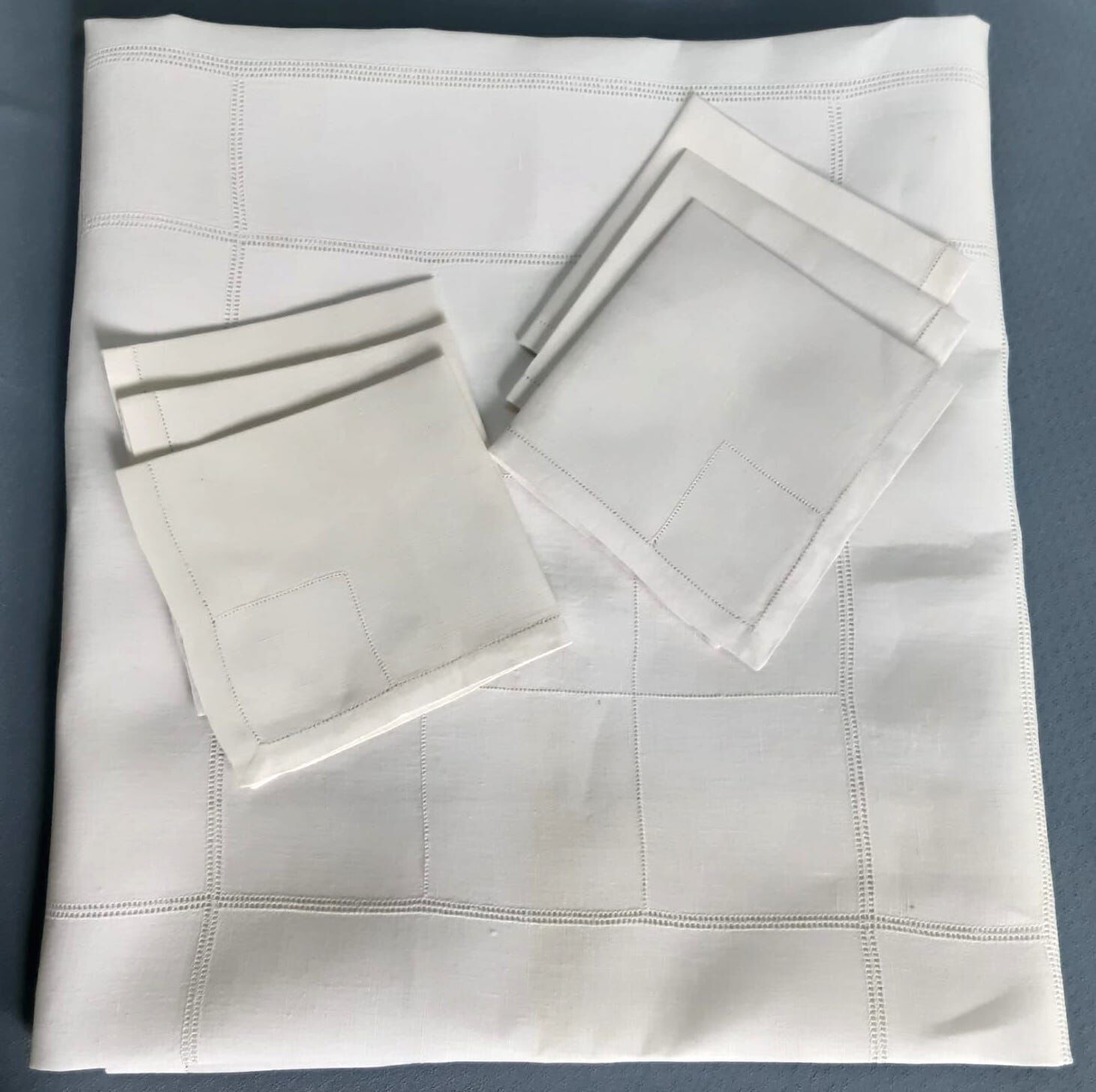 Square tablecloth (112x105cm) in wire canvas with its 6 towels