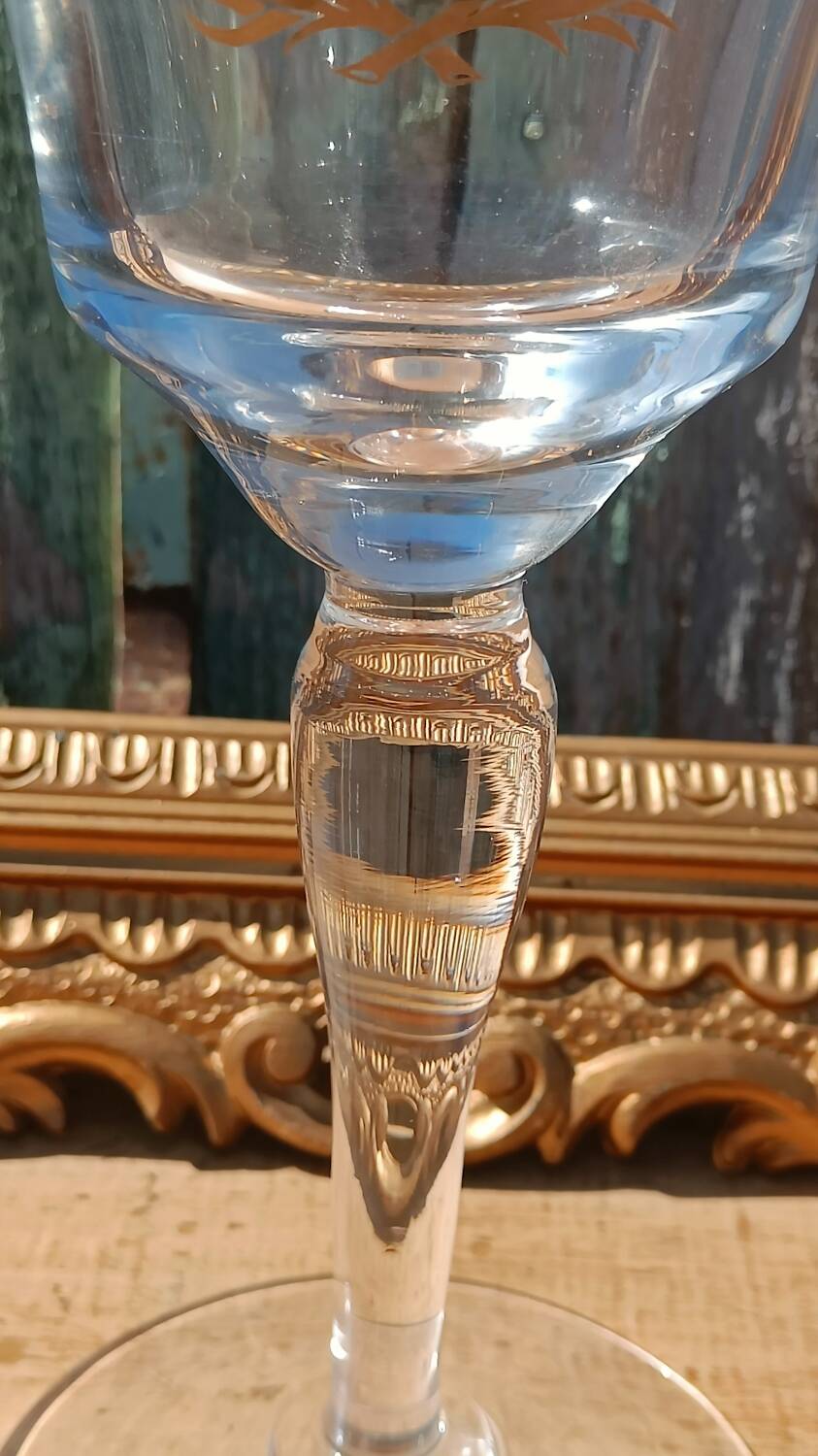 Large tasting glass with an old golden coat of arms – signed Jeanne Châtel