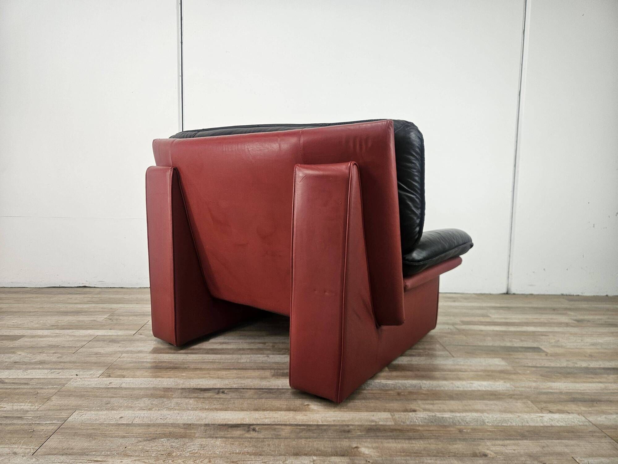 Red and black leather armchair by Nicoletti Salotti