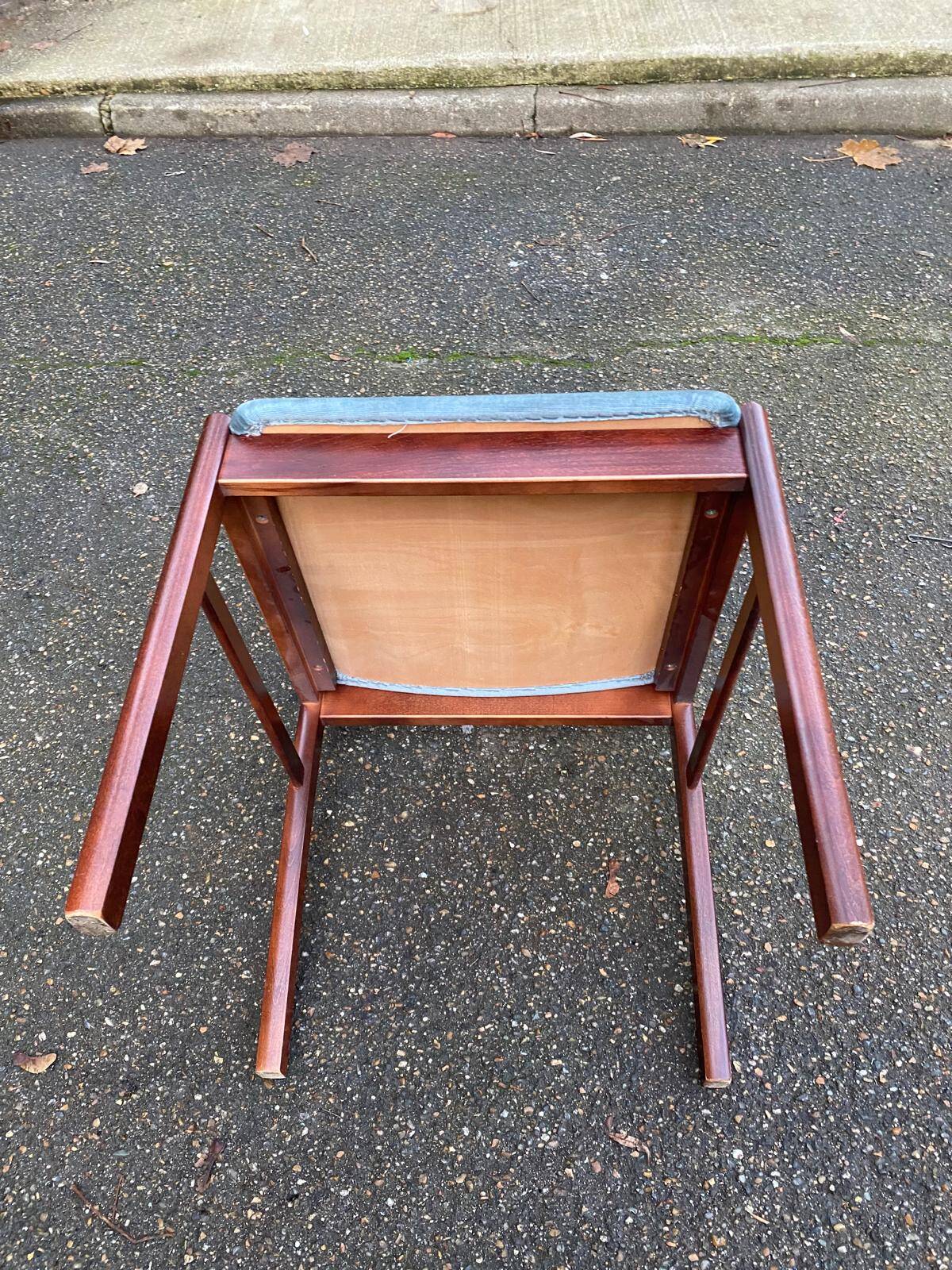 8 chaises scandinaves en teck massif et velours bleu des années 1960