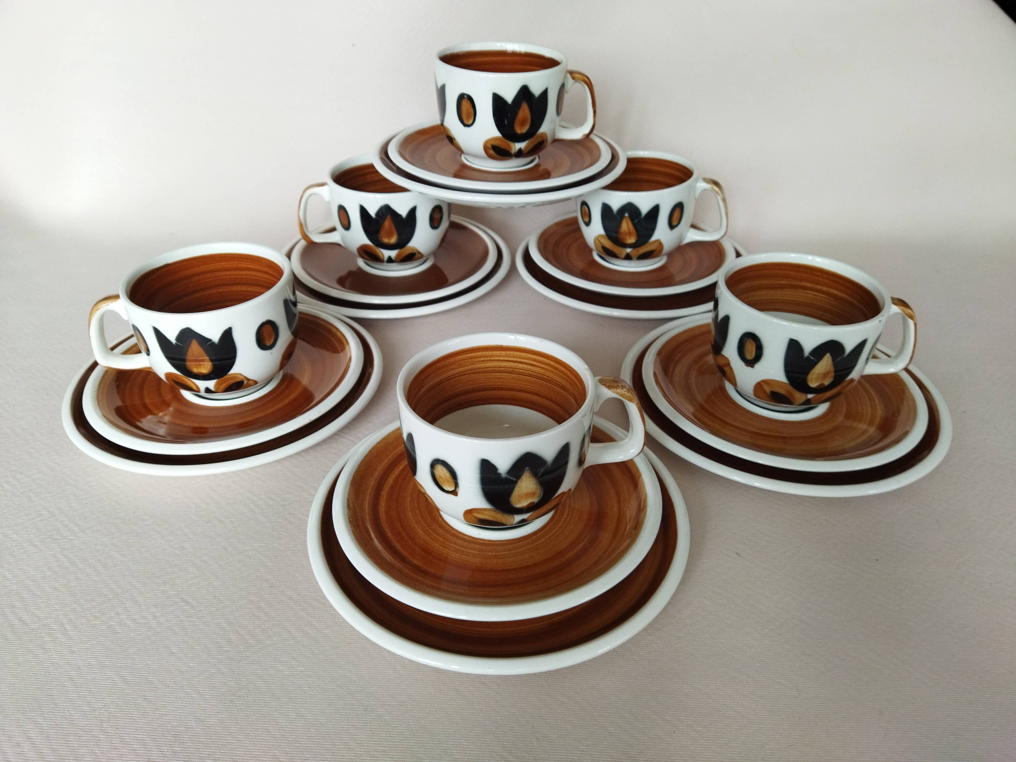 6 cups and cake plates Kimono Boch La Louvière