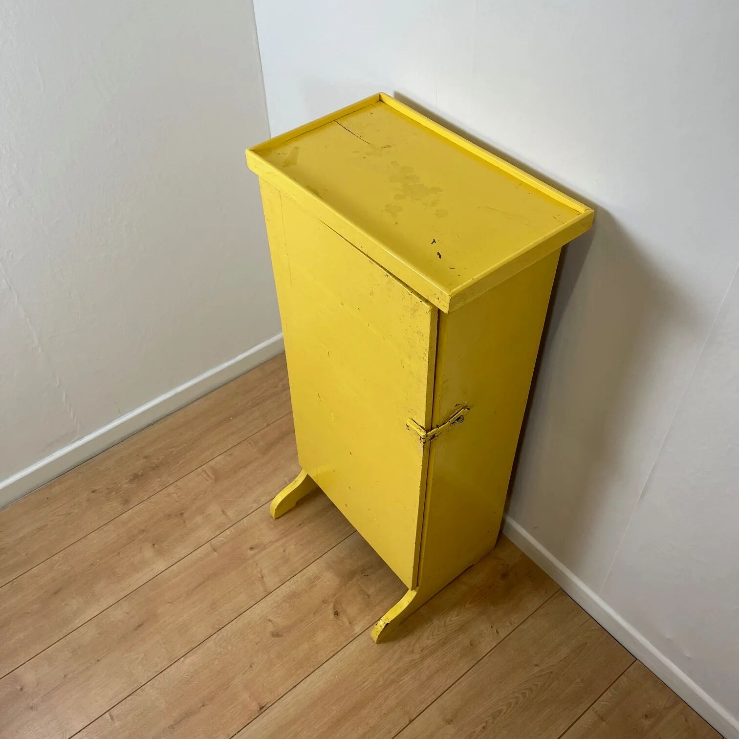 Ancien petit meuble d'atelier, jaune pâle