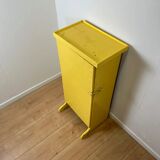 Ancien petit meuble d'atelier, jaune pâle