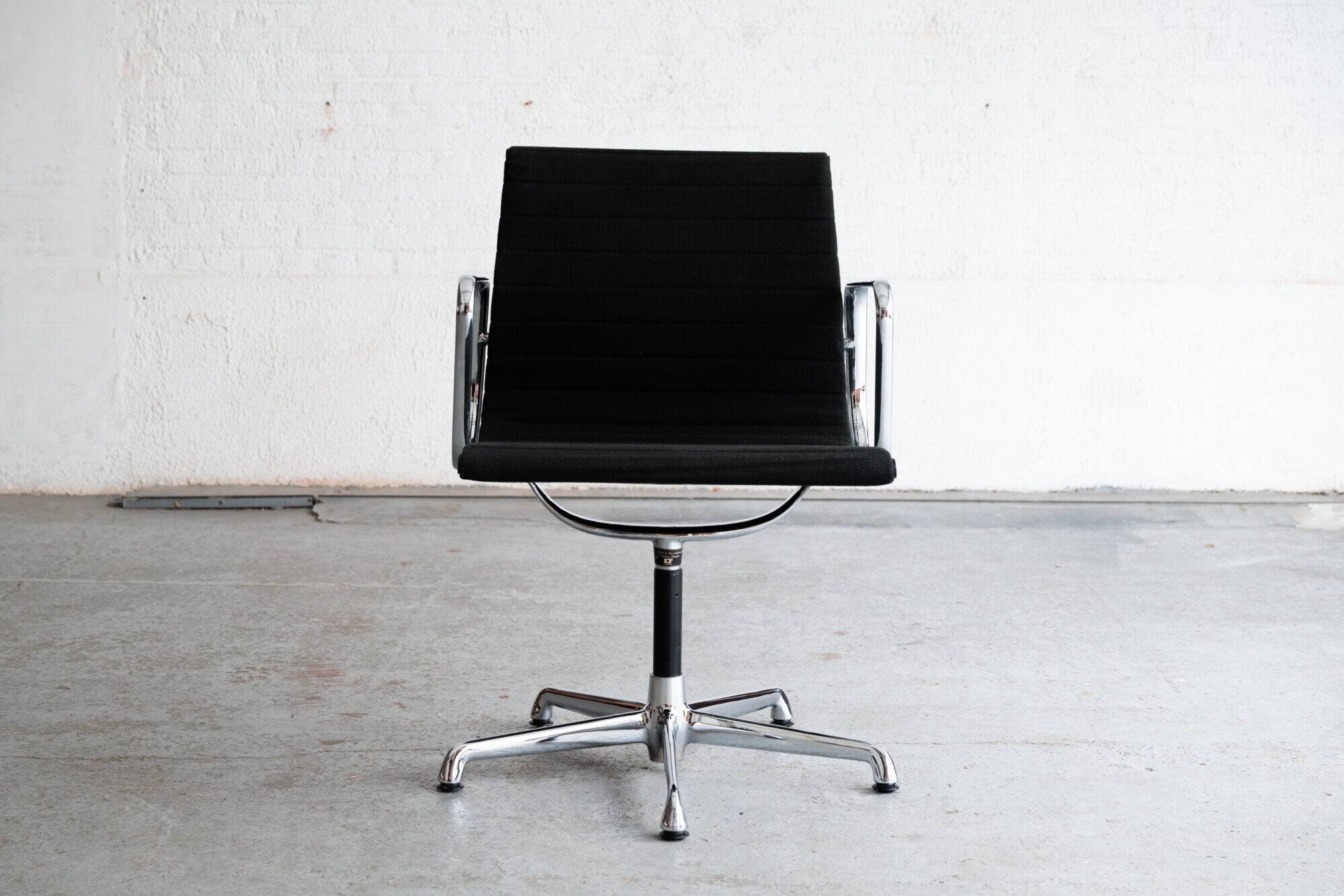 Paire de chaises de bureau ‘EA108’ par Charles & Ray Eames