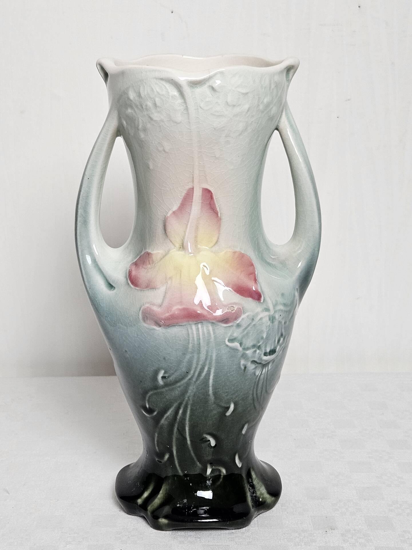 Vase barbotine iris Art nouveau