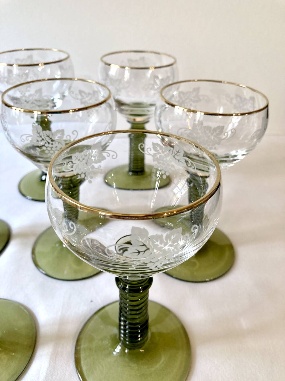 7 verres à vin d'Alsace Roemer, pieds gradins vert mousse et liseré doré