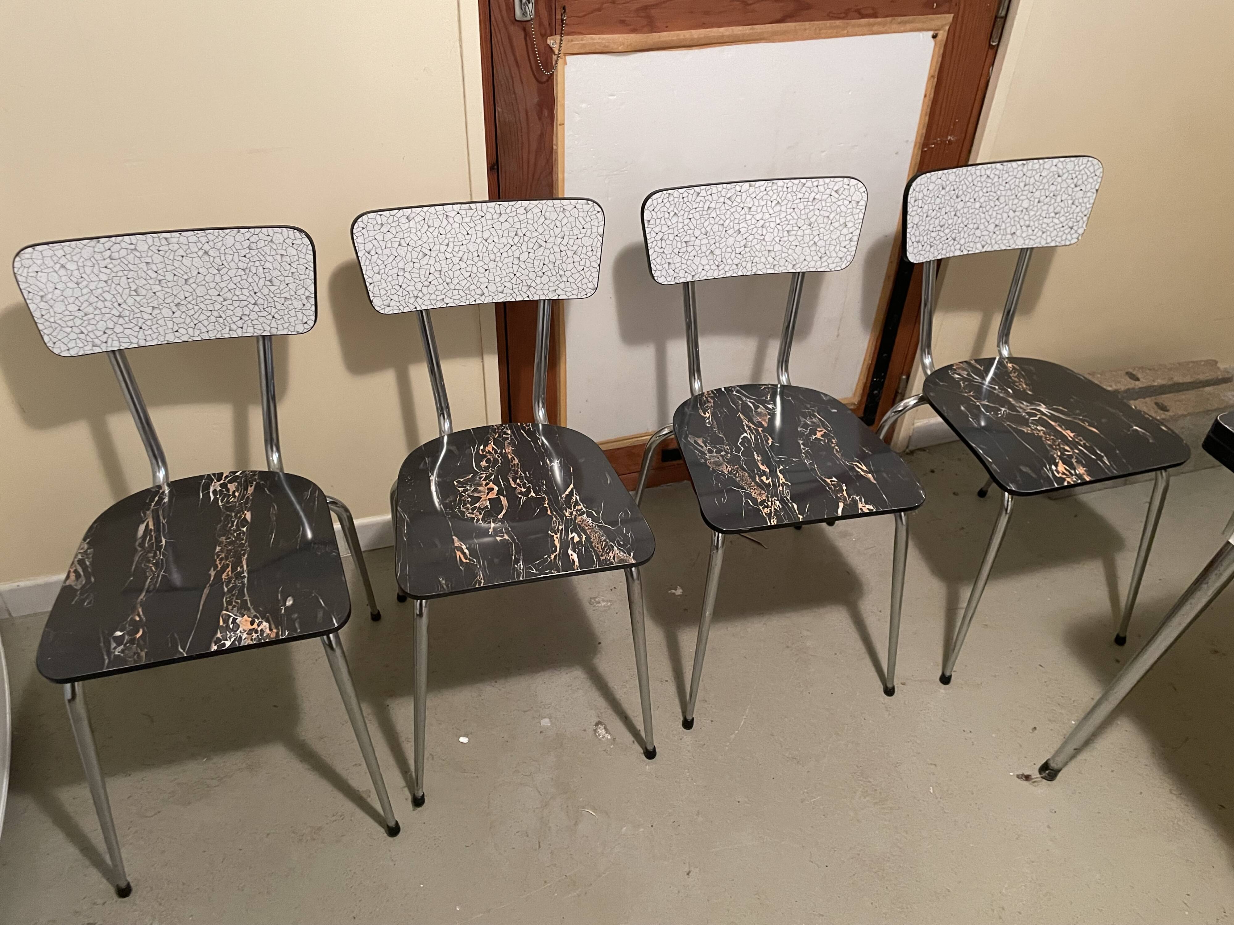 Table and 4 chairs in Formica.