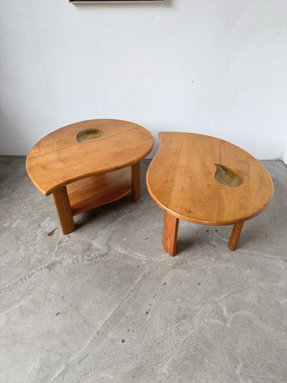 Tables basses en orme formant une goutte