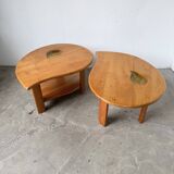 Tables basses en orme formant une goutte