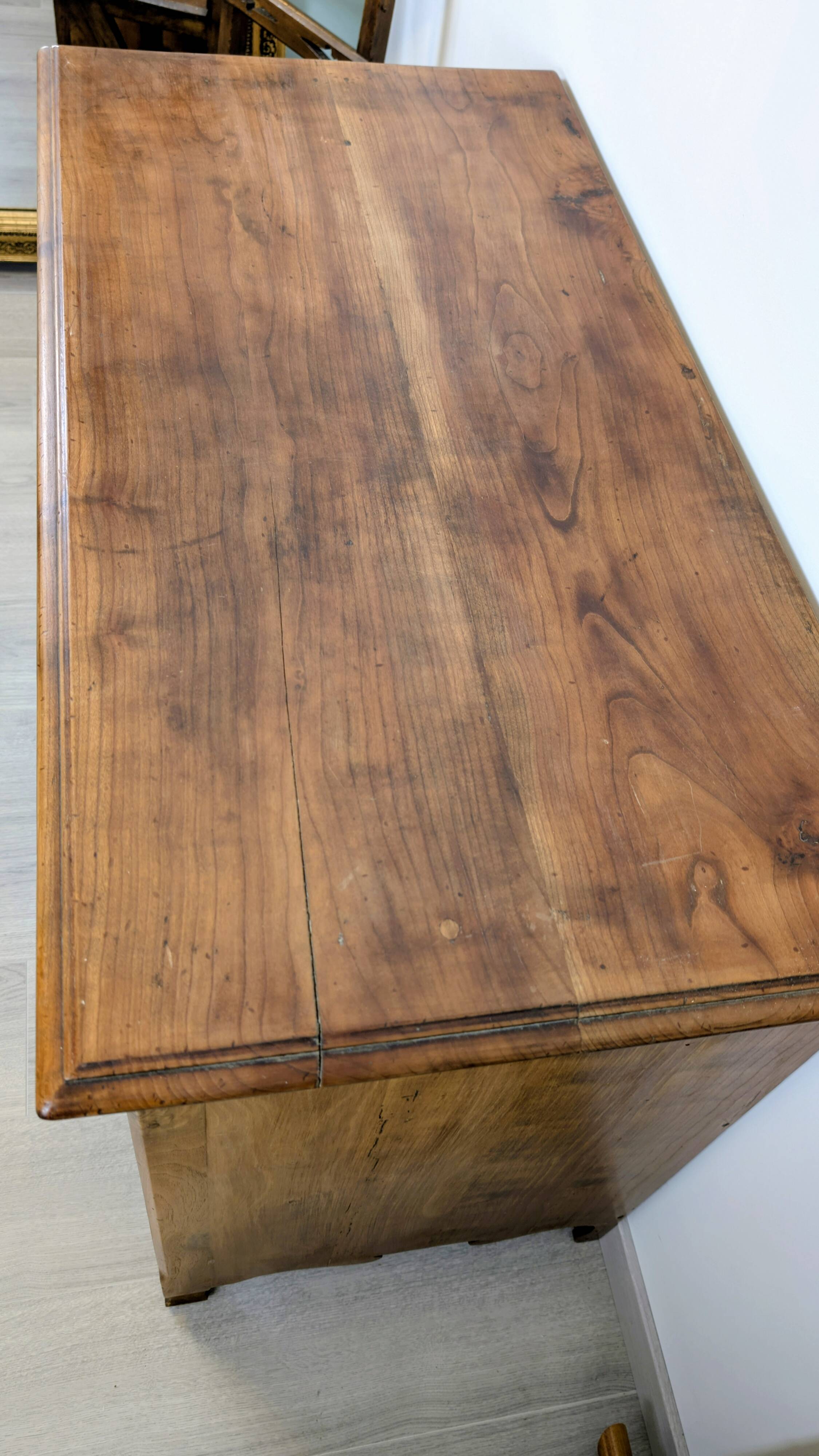 Antique marine chest of drawers in solid wood – charm and maritime spirit