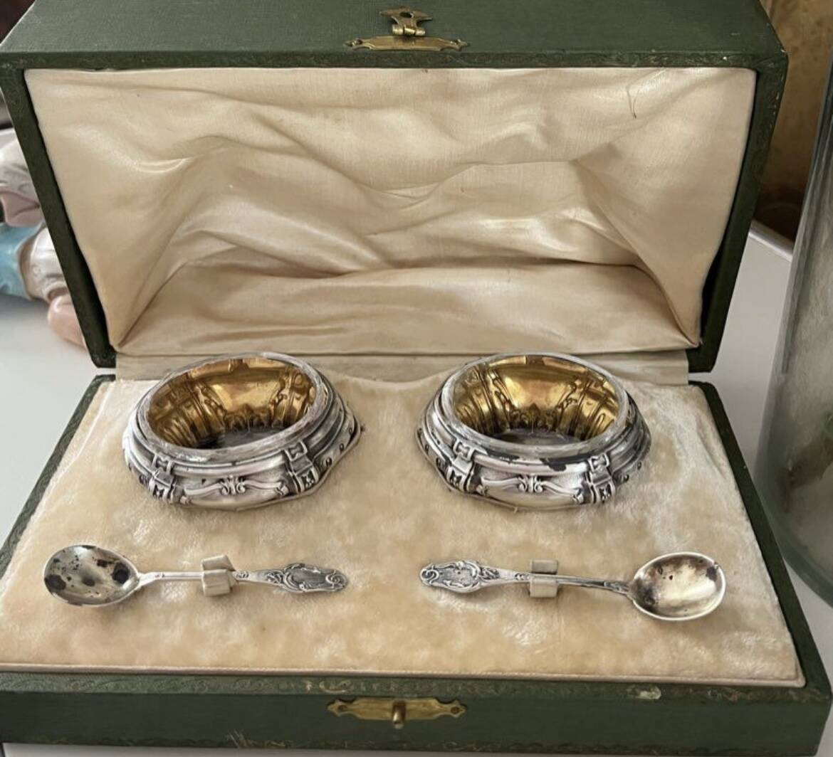 Salt shaker set