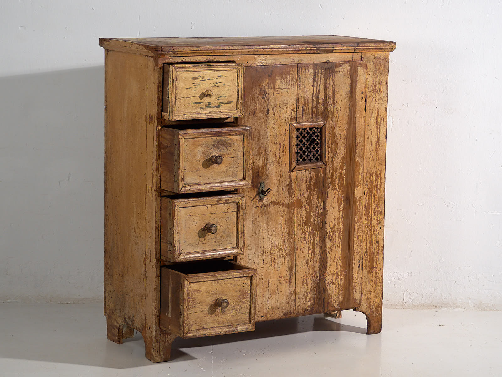 Antique kitchen cupboard (c.1920)