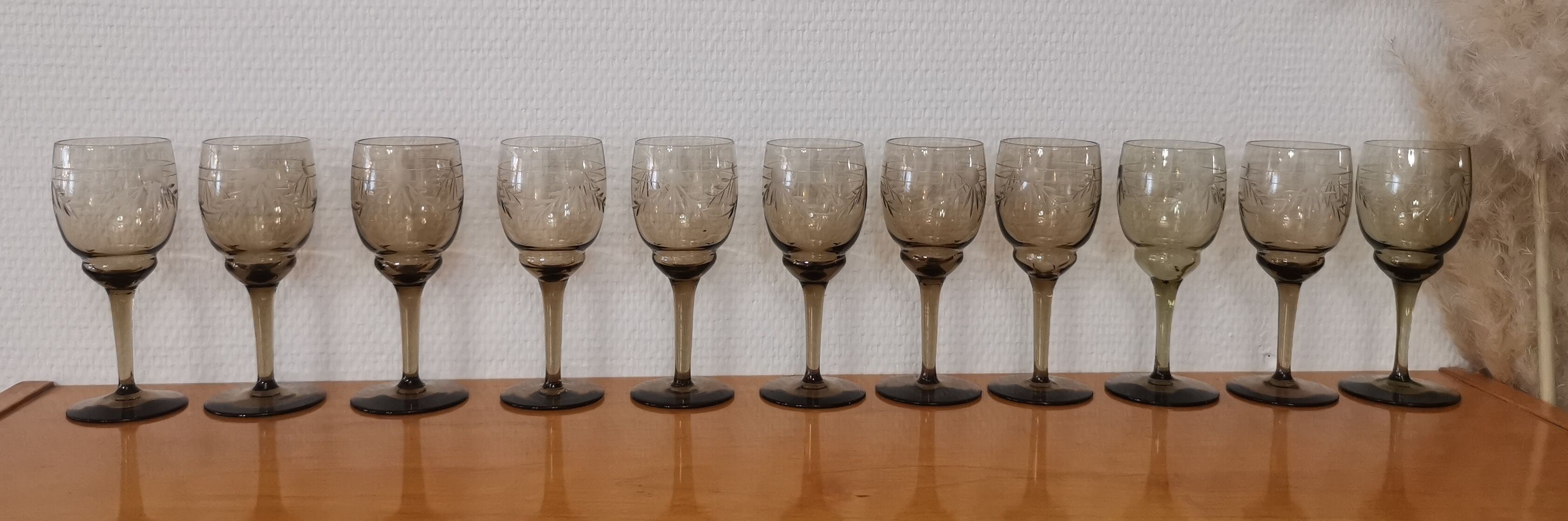 Set of 11 glasses with chiseled vintage 60s transparent brown