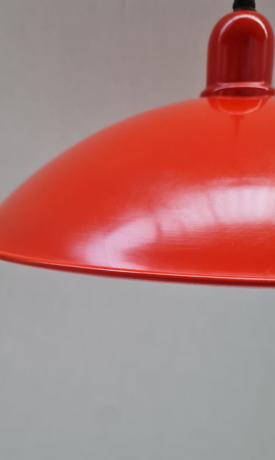 Enamelled sheet metal pendant light