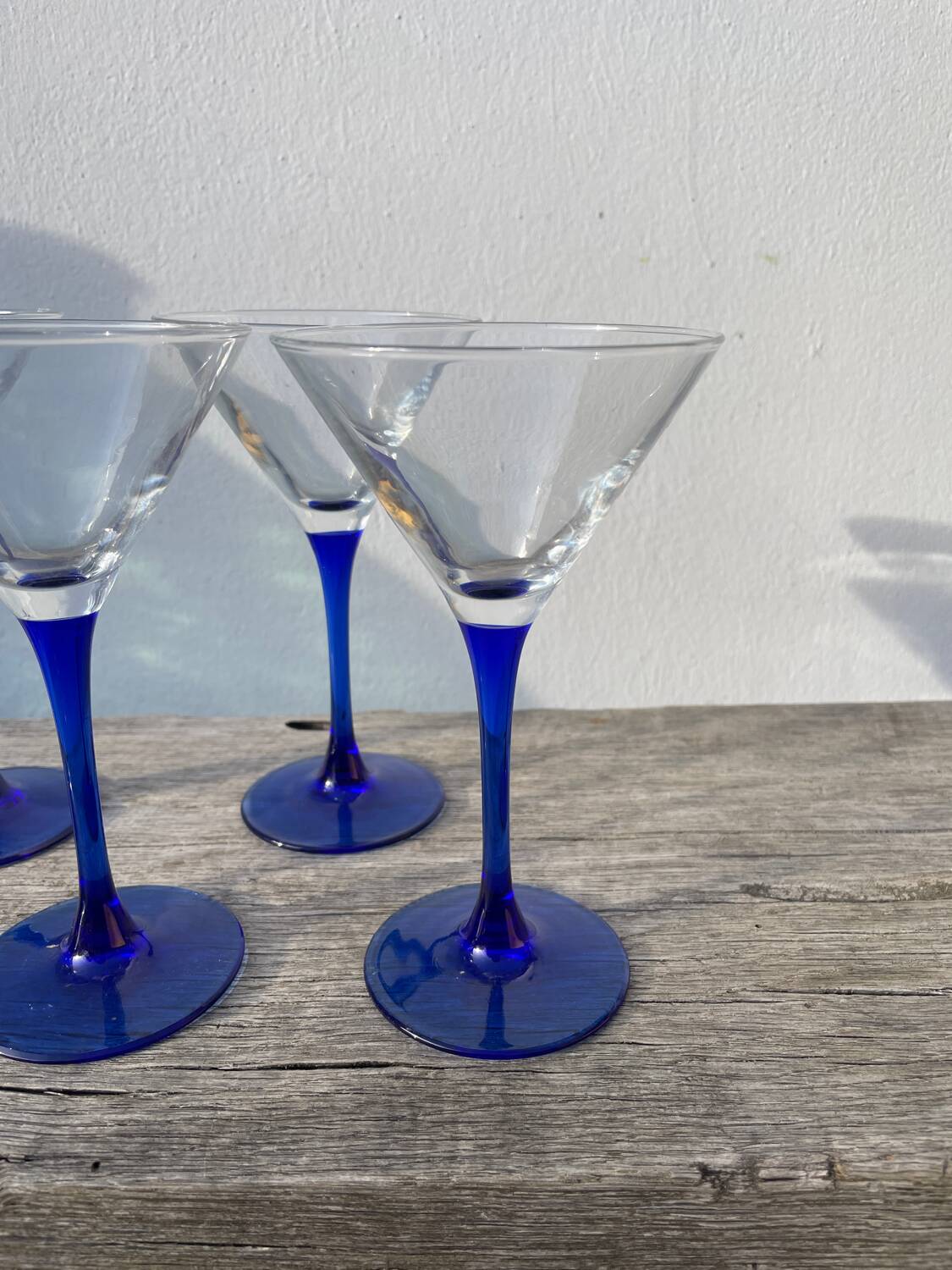 6 coupes à cocktails en verre bleu 1980