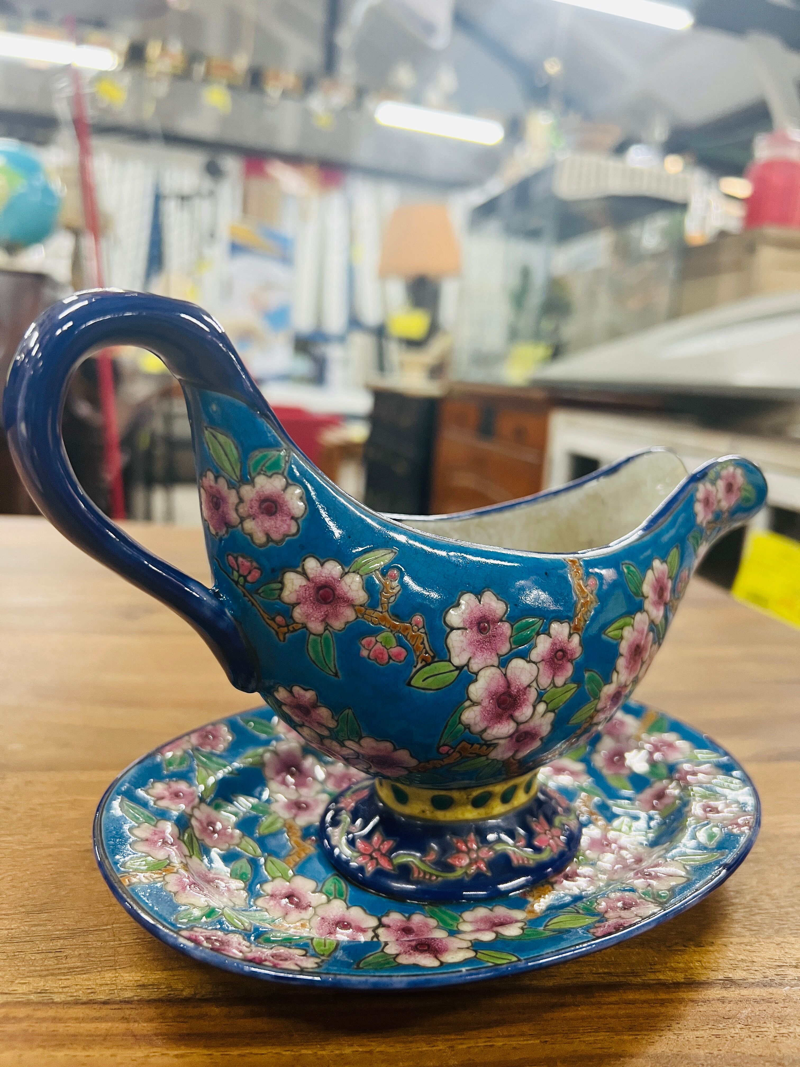 Antique saucière with support, Louvière