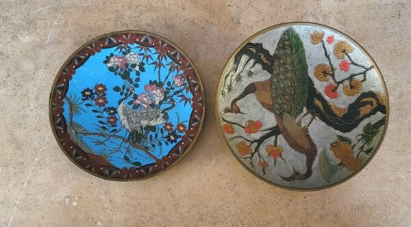 Asie vers 1900 : deux assiettes cloisonnées en laiton émaillé