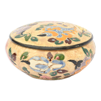 Covered box with floral decoration enamelled by Alain maunier for Vallauris