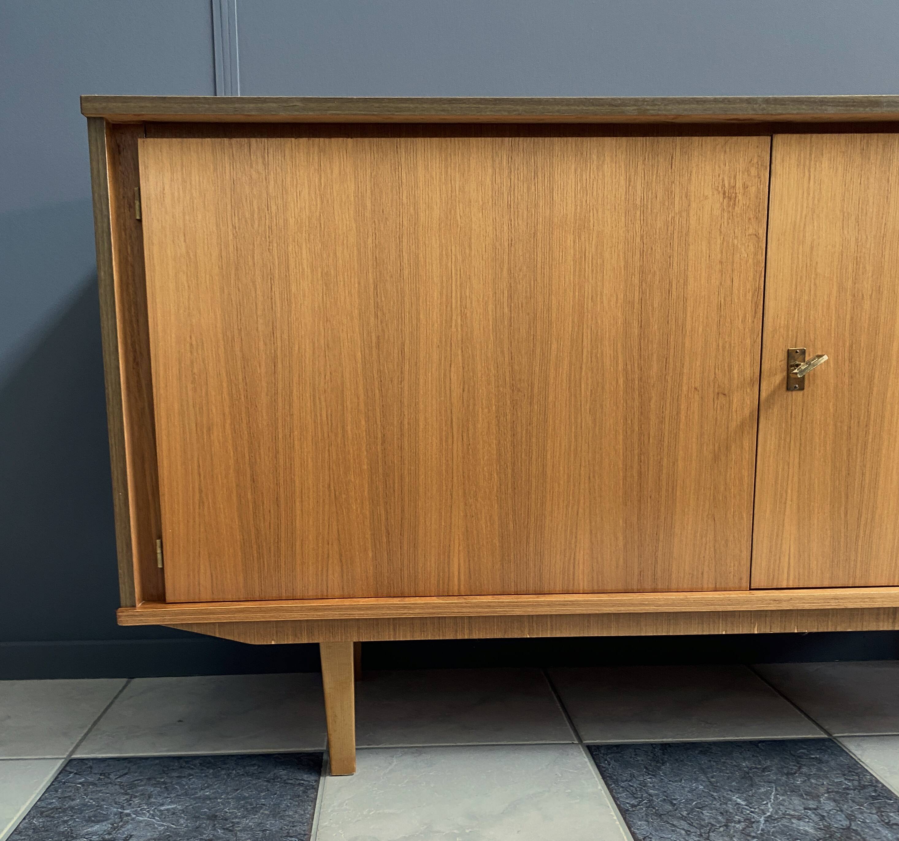 Buffet en bois à 2 portes de Suède