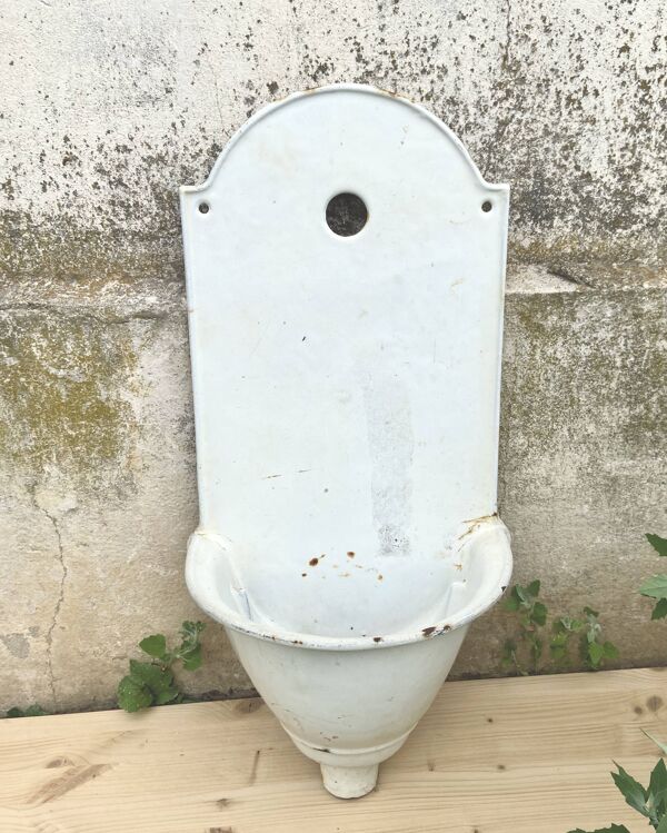 Fontaine murale en fonte émaillée blanche