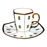 Tasse hexagonale en porcelaine de Limoges Raynaud, décor laurier vert et or