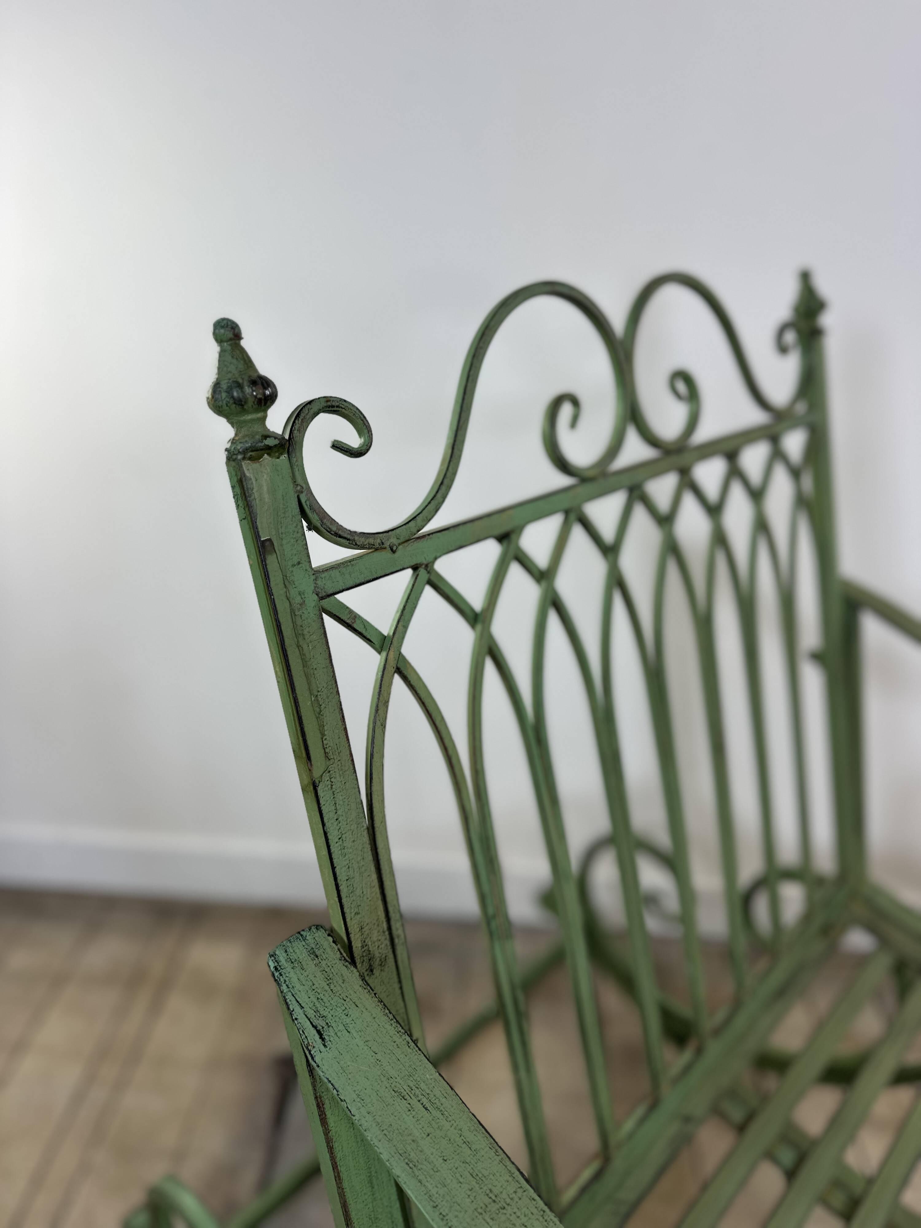 Rocking-chair en fer forgé vert patiné