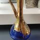 Vase forme Carafe, Tre Fuochi, en verre d Art soufflé/Murano. Avec motifs floraux émaillés en relief. Haut 30 cm