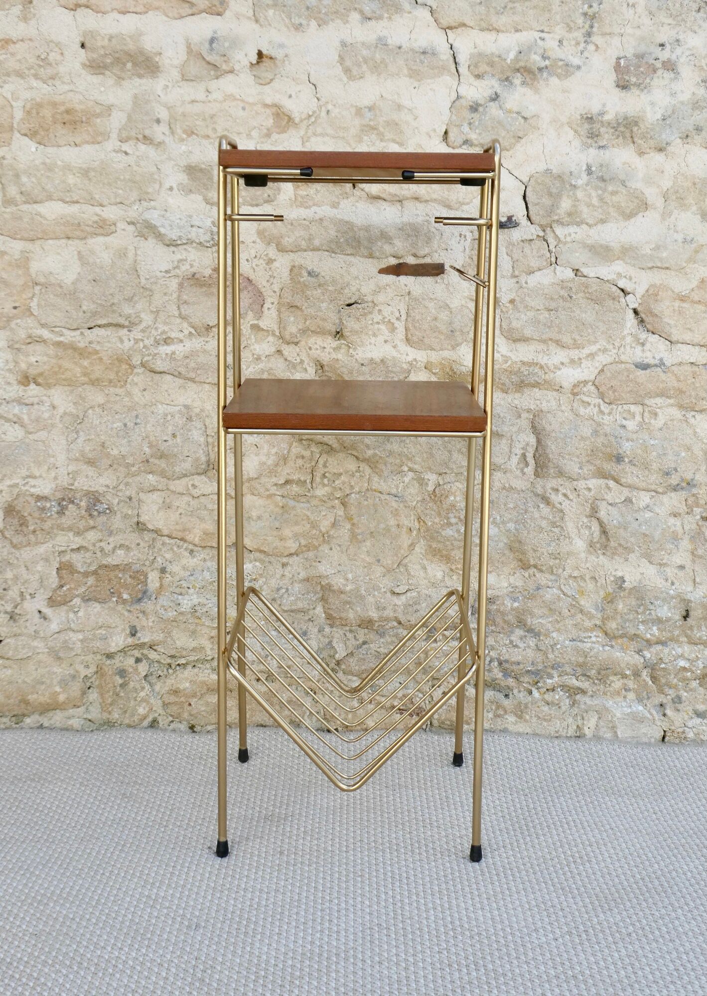 Pedestal table holders magazines in gilded metal and wood, 70s